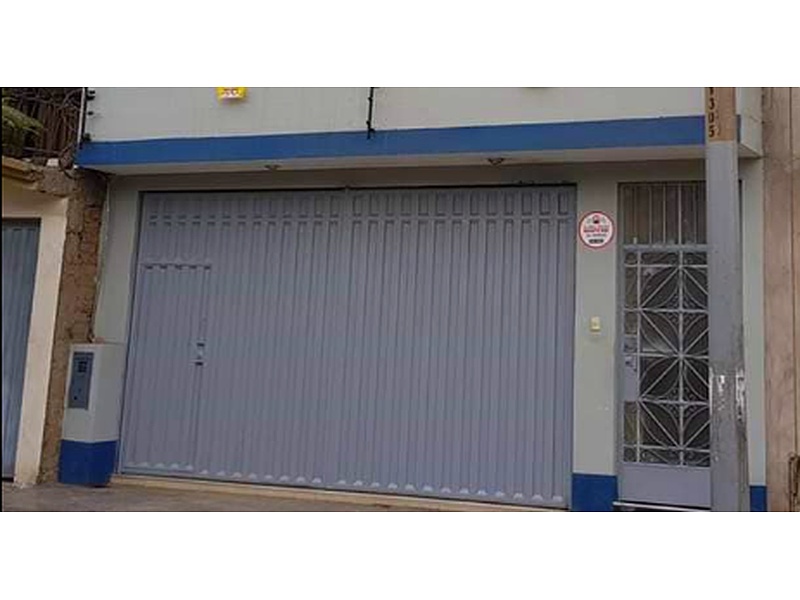 Puerta Garaje Corredera de Fibra de Vidrio con Revestimiento Metálico Ecuador