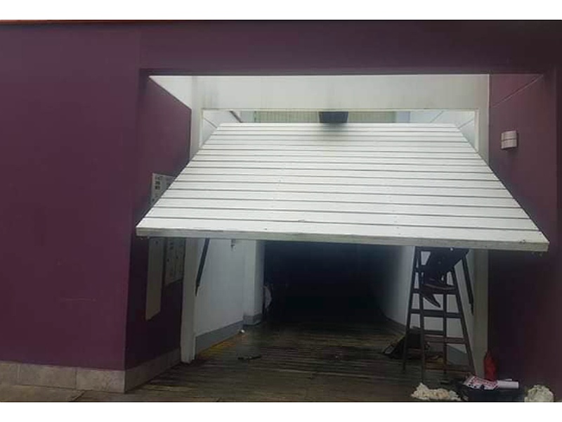 Puerta Garaje Seccional de Acero con Inserciones de Vidrio Ecuador