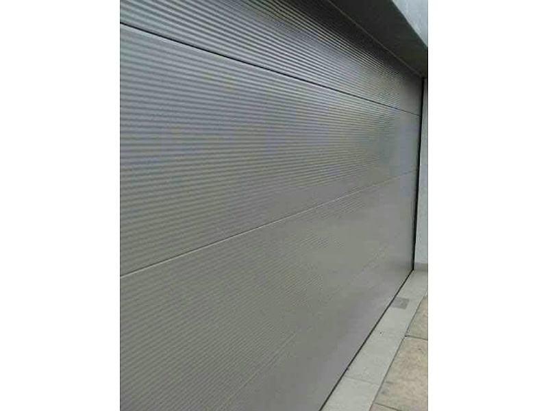 Puerta Garaje Automática de Aluminio con Revestimiento Texturizado Ecuador