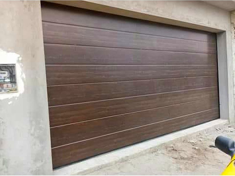 Puerta Garaje Estilo Colonial de Madera Ecuador