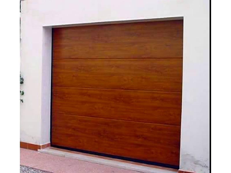 Puerta Garaje Motorizada de Madera con Acabado Natural Ecuador