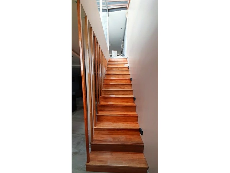 Gradas Forradas Madera Laurel Quito