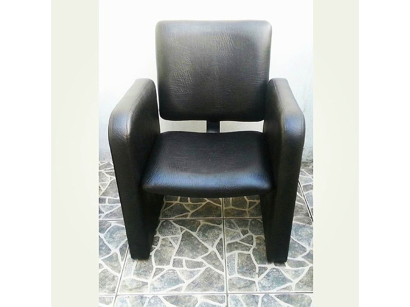Silla de cuerina negra Ecuador