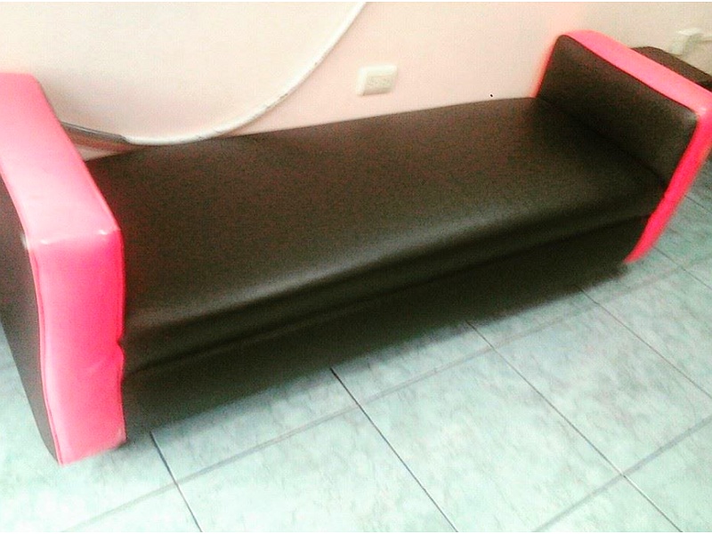 Banca de cuerina negra y rosa Ecuador