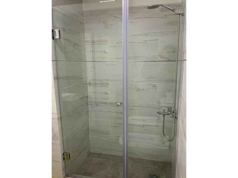 Puerta Abatible Vidrio Templado-Ecuador