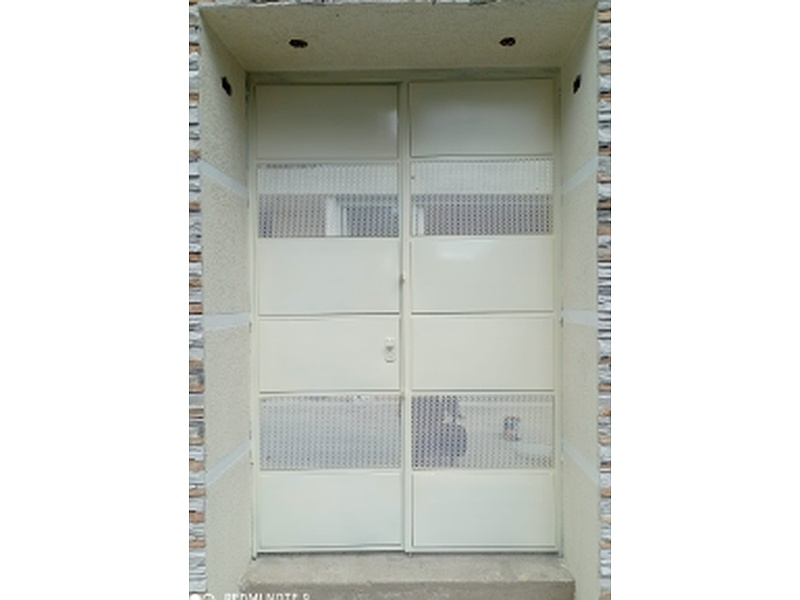 Puerta de Seguridad con Rejilla