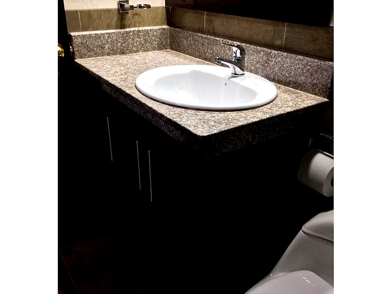 Mueble baño madera oscura Ecuador