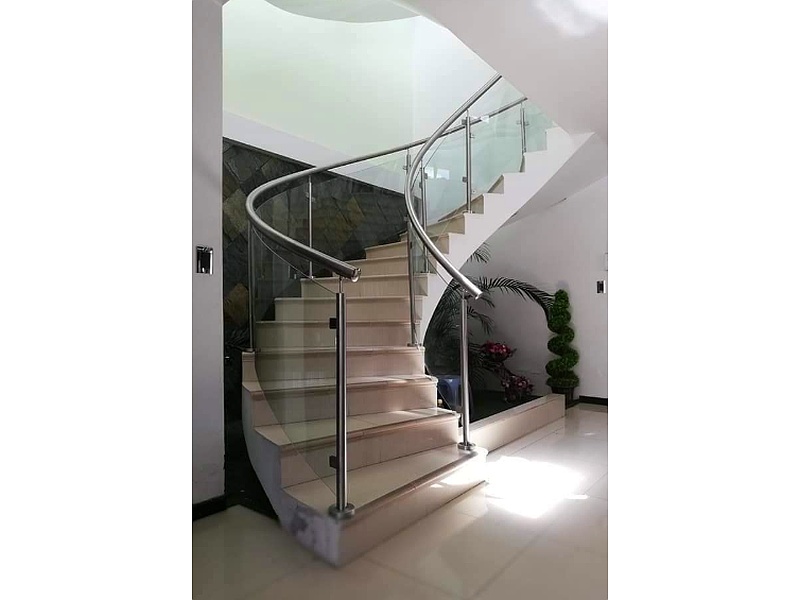 Escalera Curva con Barandilla de Vidrio Ec