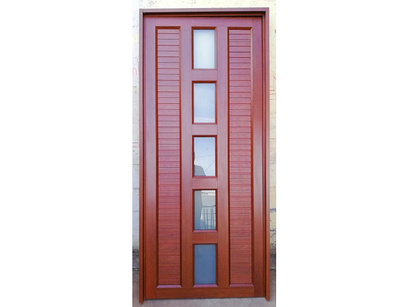 Puerta Roja con Paneles de Vidrio Ecuador