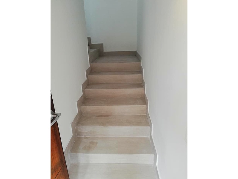 Escalera revestida en porcelanato beige