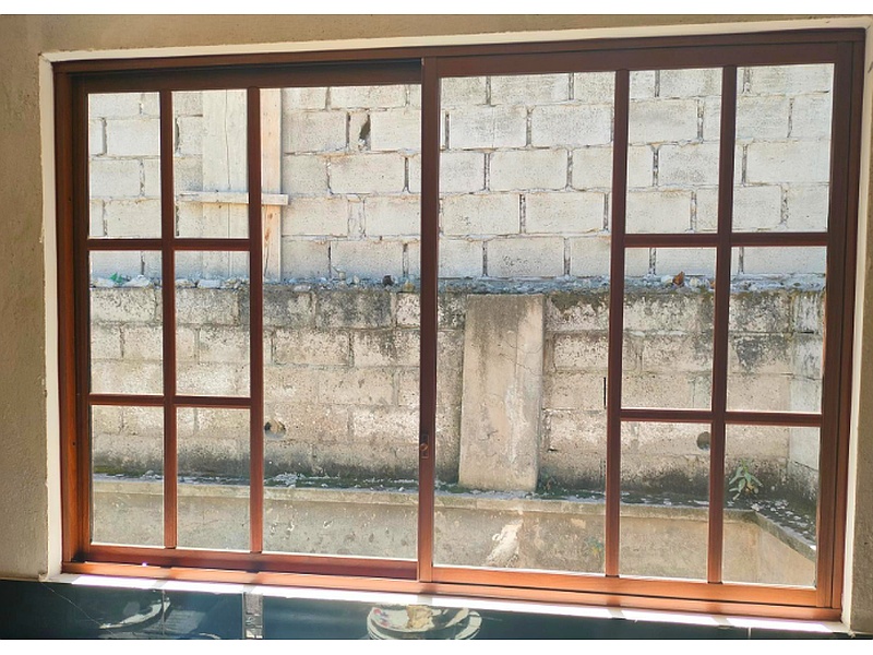 Ventanal de Madera con Rejas de Seguridad Ec