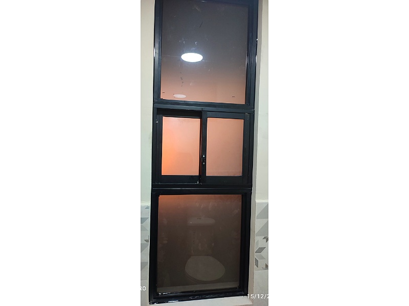 Puerta de Aluminio con Vidrio Templado