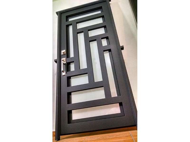  Puerta de Hierro Forjado con Diseño Geométrico