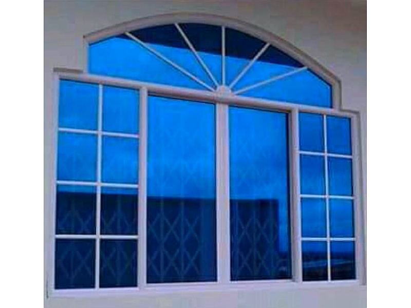 Ventana de Aluminio con Vidrio Azul Ec