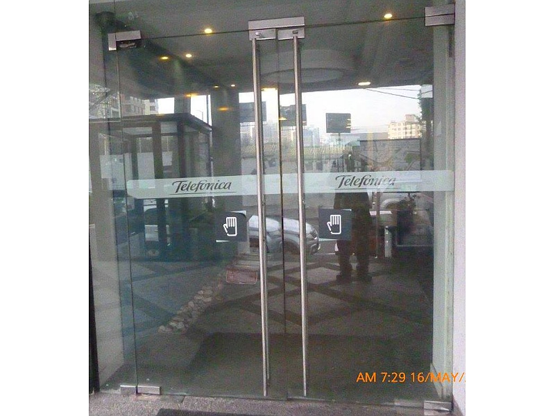 Puerta de Vidrio Templado y Aluminio Ec