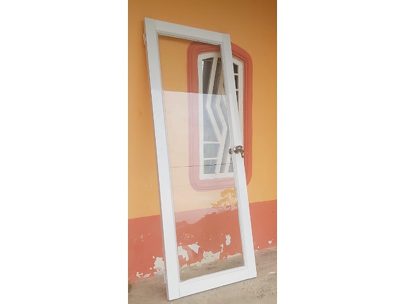 Puerta de Aluminio Blanco con Vidrio Templado