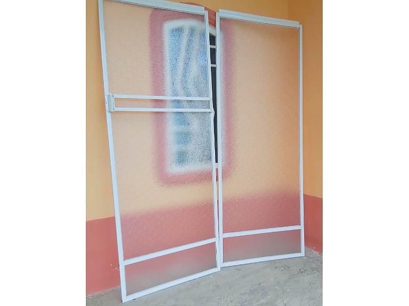 Puerta de Aluminio con Mosquitero Corredizo