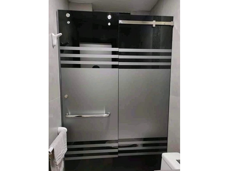 Puerta de Baño en Vidrio Negro Milay