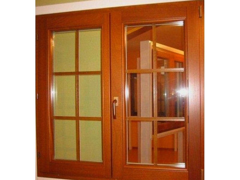 Ventana Abatible de Madera con Divisiones