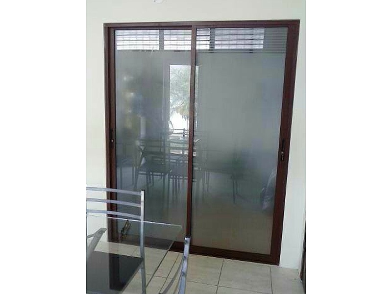 Puerta Corrediza de Vidrio Esmerilado Ec