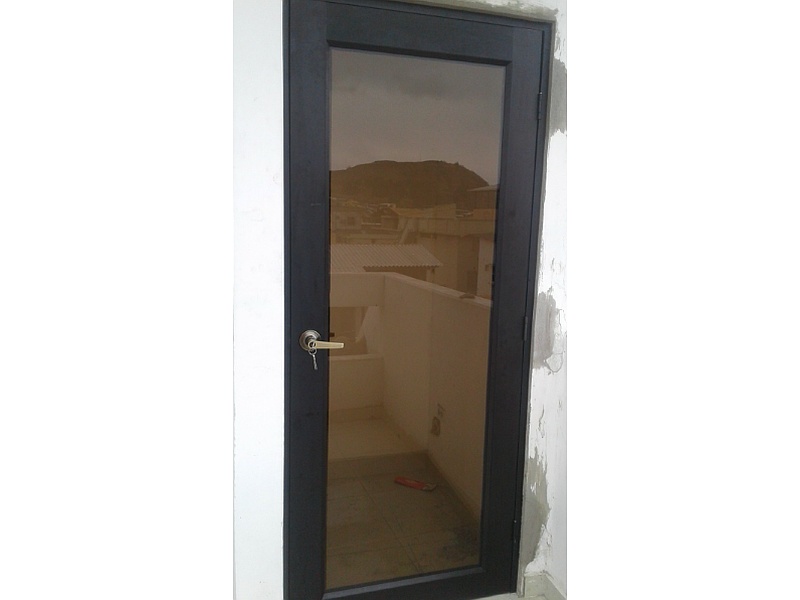 Puerta de Aluminio con Vidrio Tinte Bronce