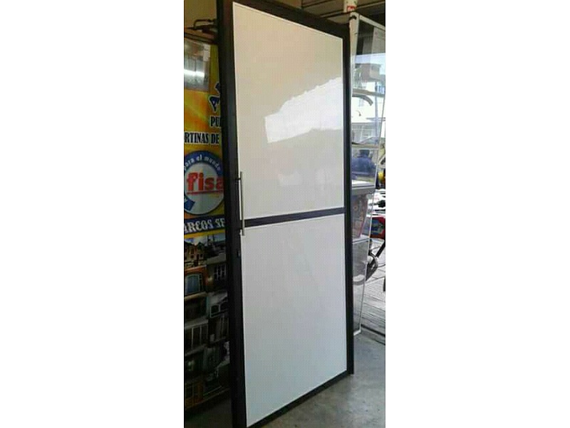 Puerta Corrediza Blanca con Marco Negro