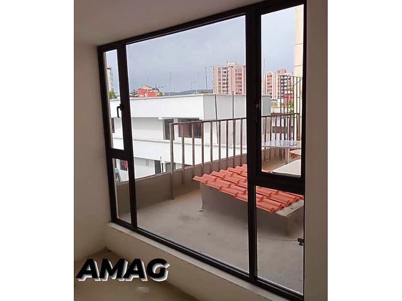 Ventana de Aluminio con Balcón Alvicor Ec