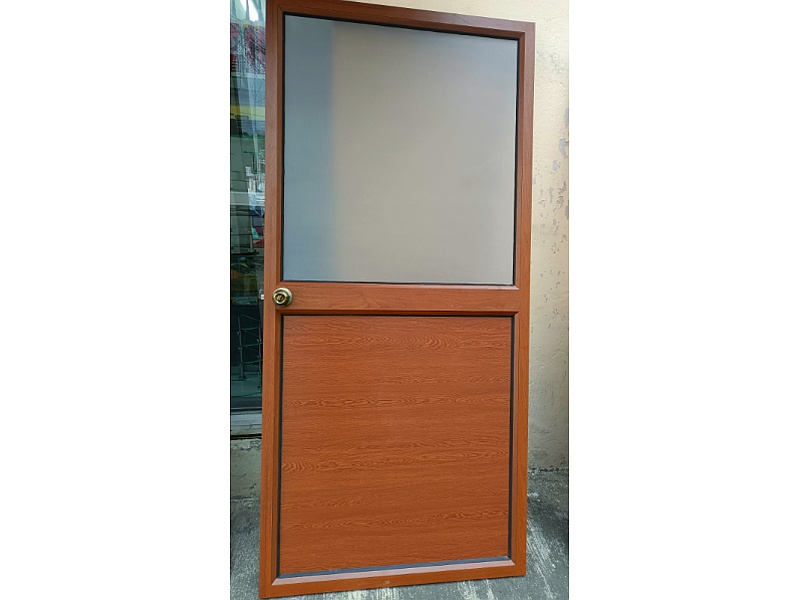 Puerta de Aluminio con  Vidrio y Madera