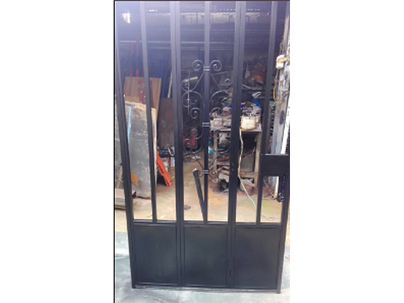 Puerta metálica plegable