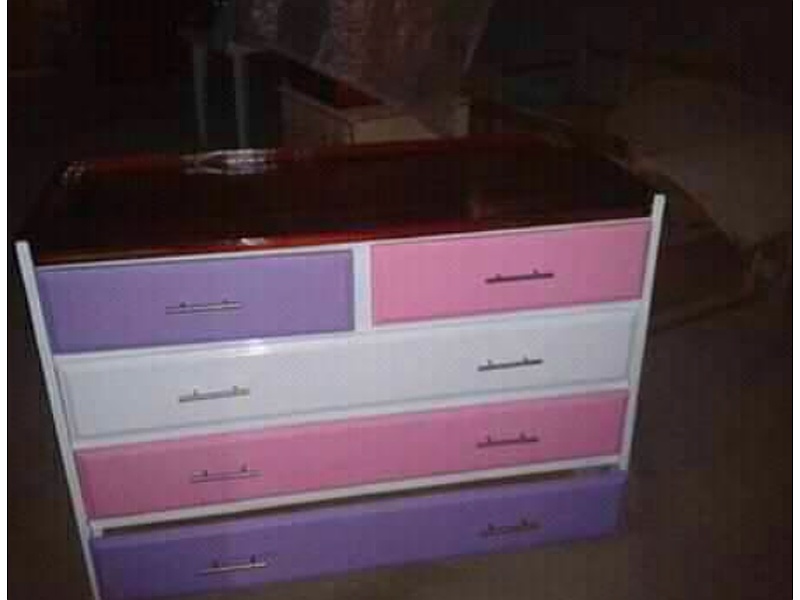 Cómoda en madera variocolor Ecuador