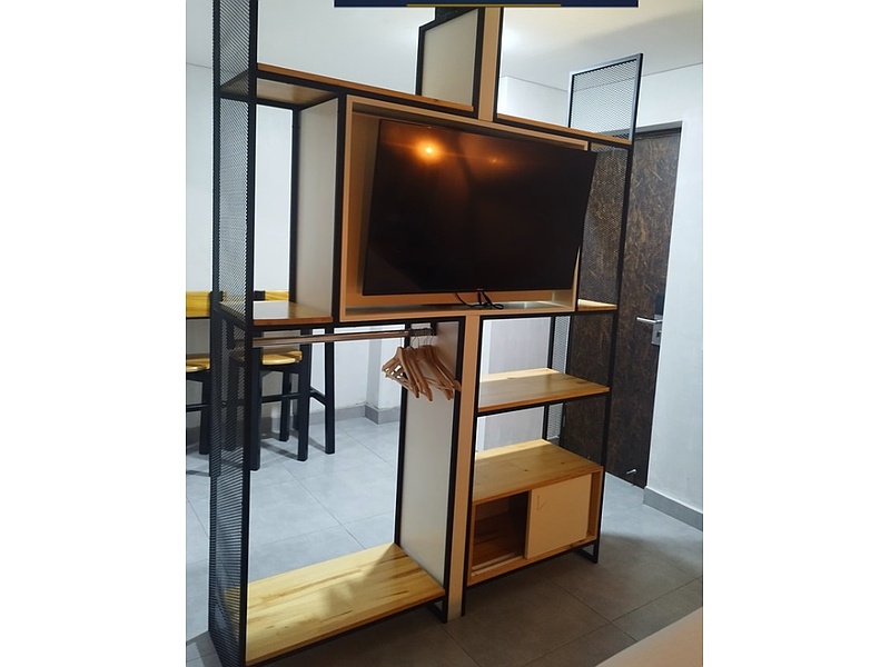 Mueble para TV en metal y madera Ecuador
