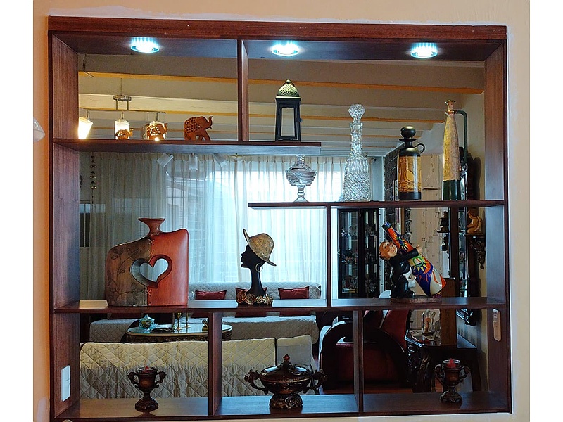 Estantería empotrable en madera Ecuador