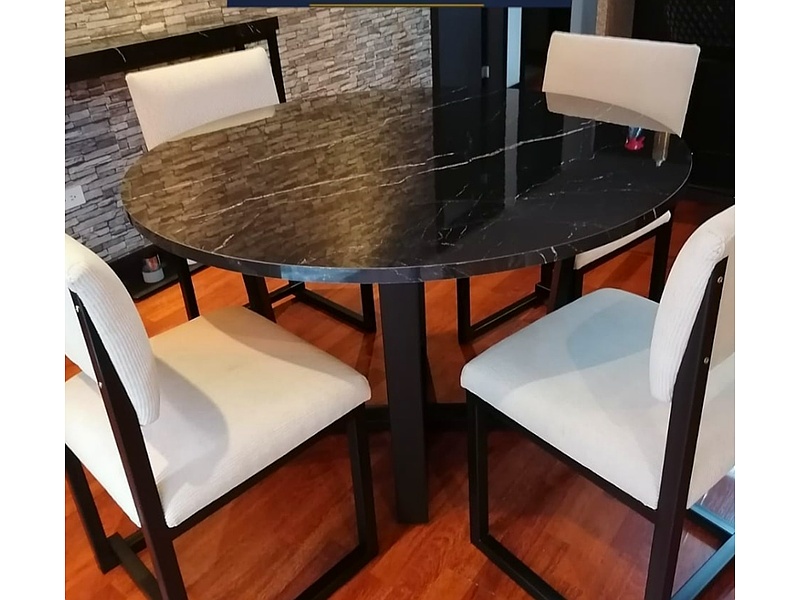 Mesa de comedor en granito negro Ecuador