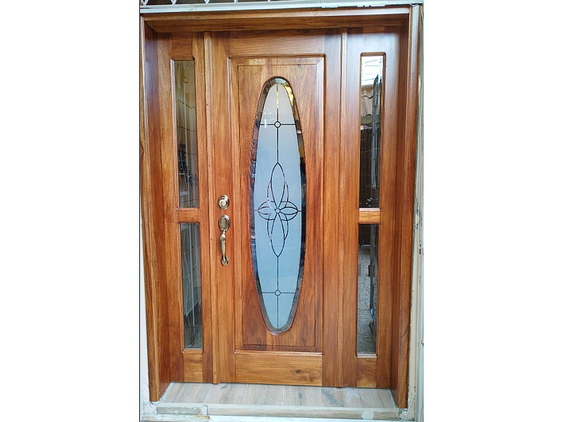 Puerta con vidrio ovalado y laterales Ecuador