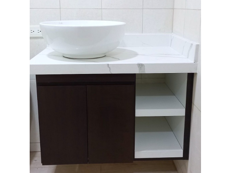 Modular en granito blanco y madera Ecuador