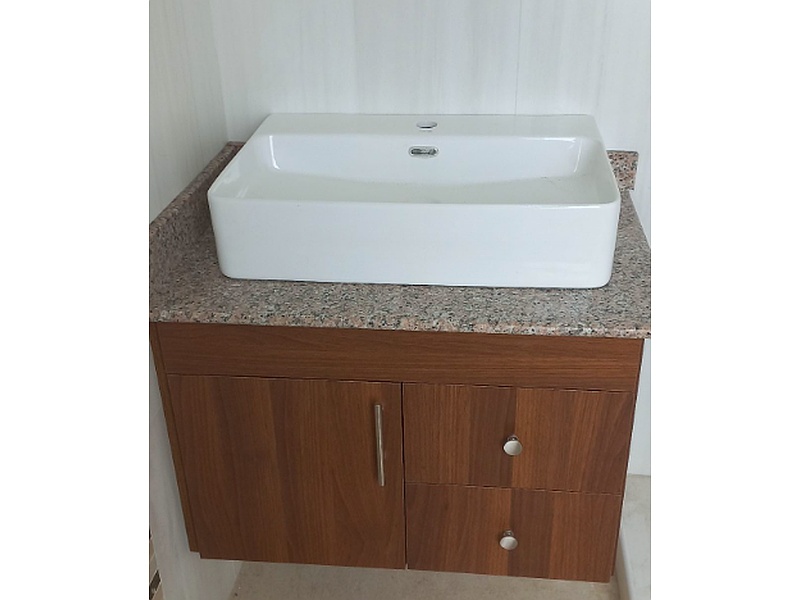 Modular en granito manchado y madera Ecuador