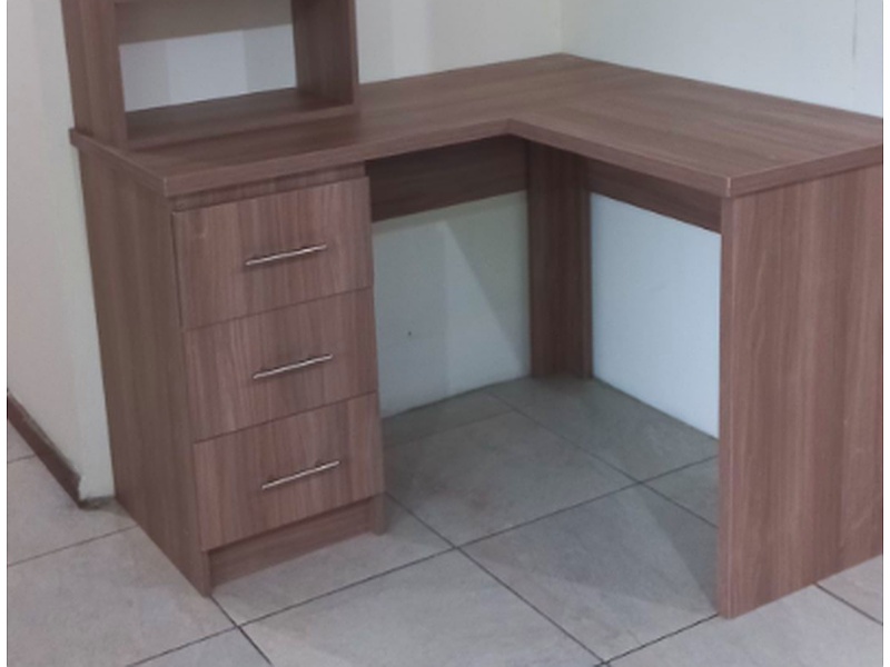 Escritorio en melaminico tipo madera Ecuador