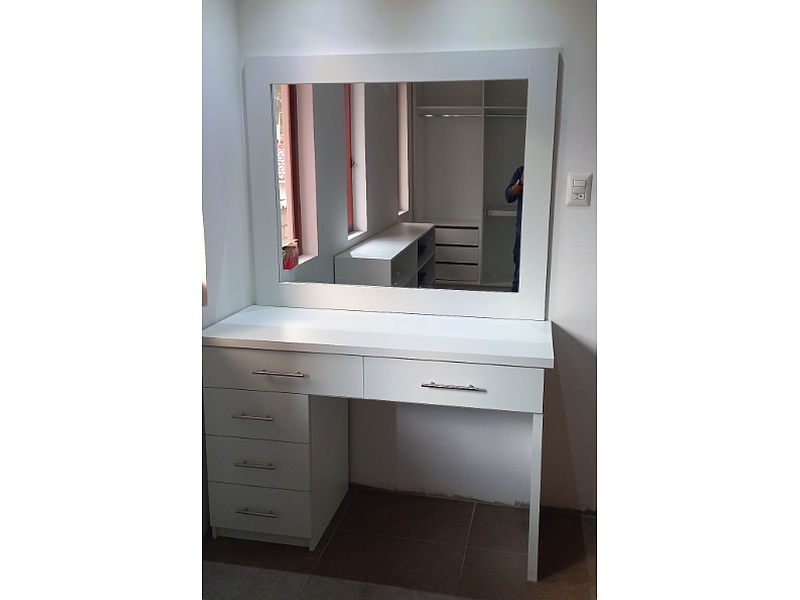 Cómoda en melaminico blanco con espejo Ecuador