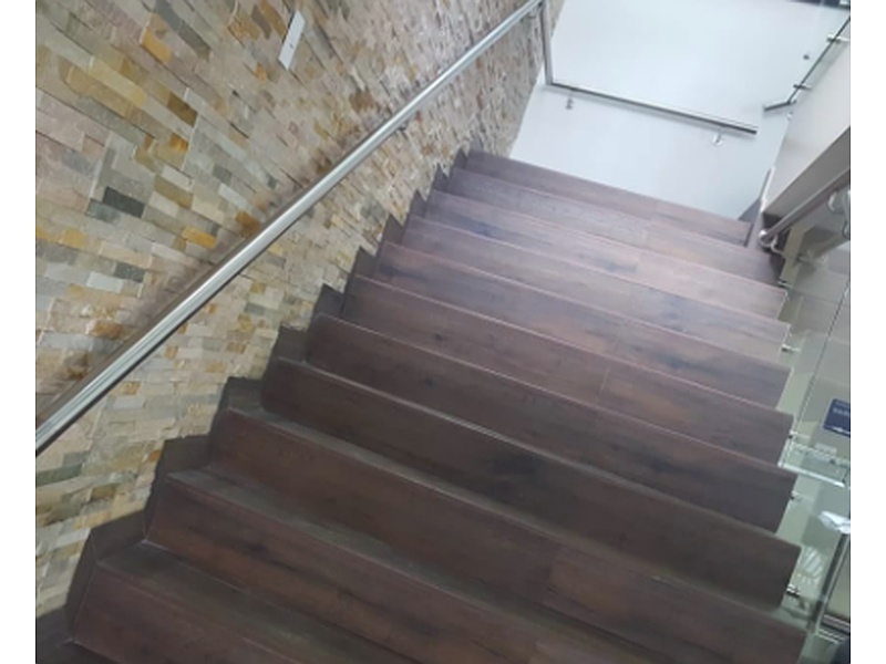 Piso flotante escaleras Ecuador 