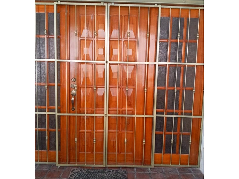 Puerta seguridad Corcho Ecuador