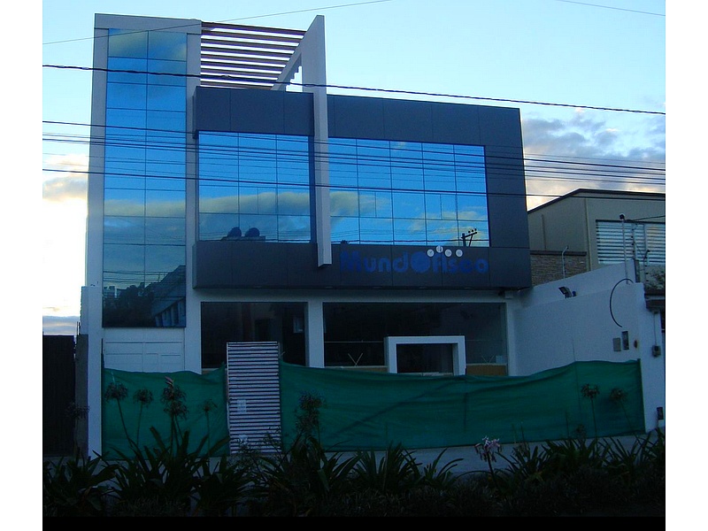 Construcción edificio Latacunga