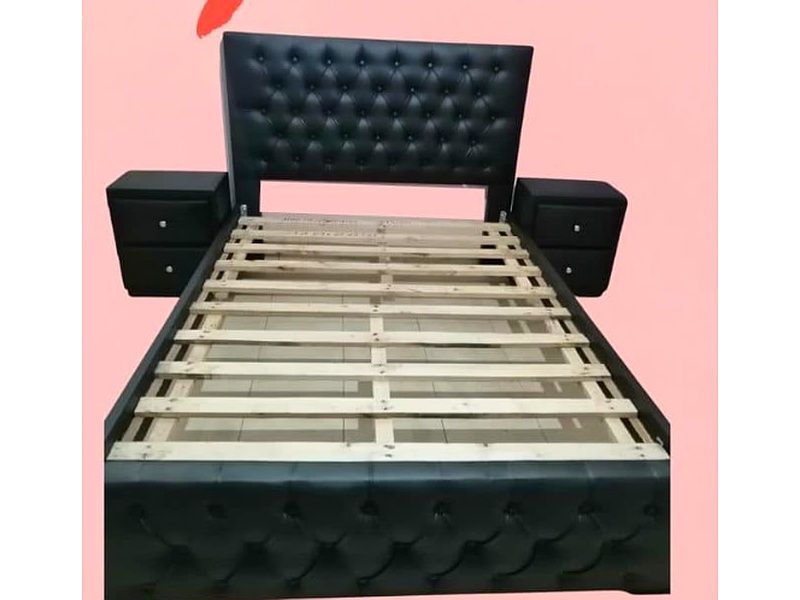Cama tapizada con velador Ecuador