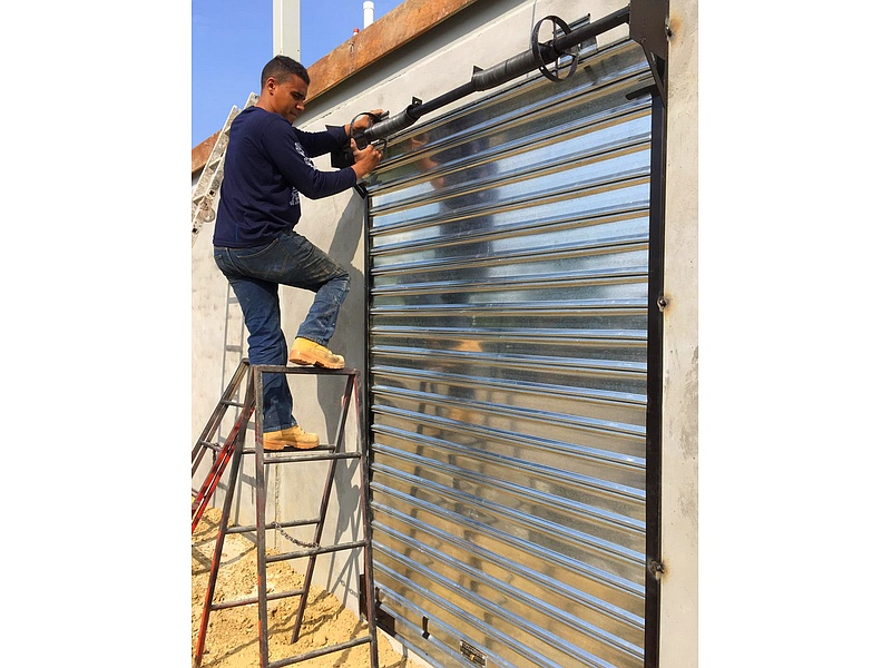 Instalación puerta enrrollable Manta