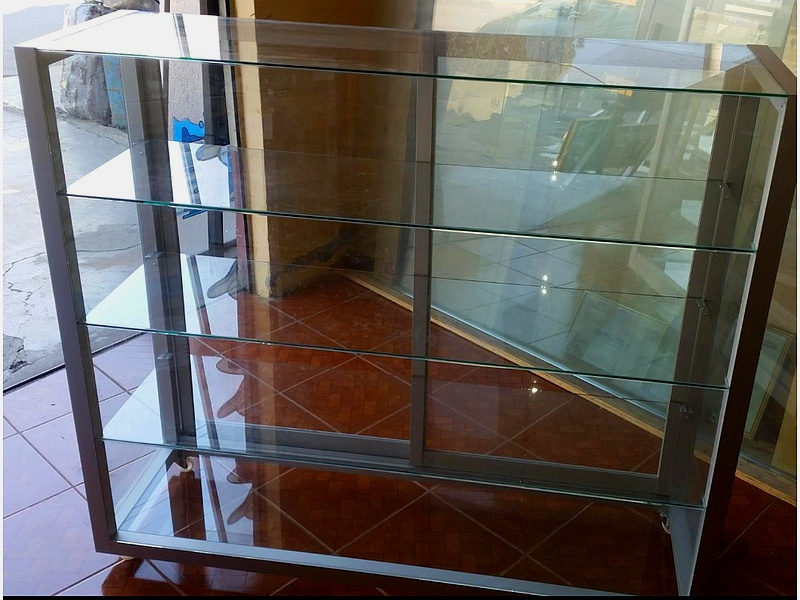 vitrina negra aluminio ecuador