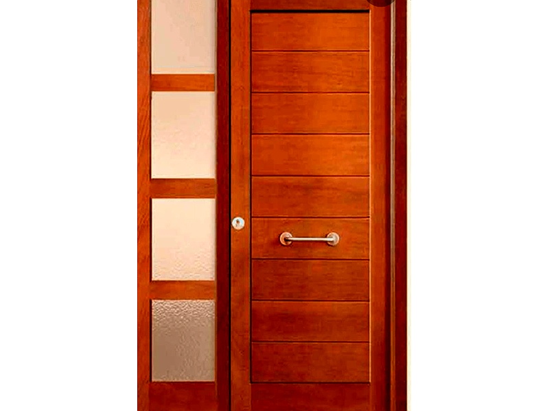 Puerta madera color miel claro Ecuador