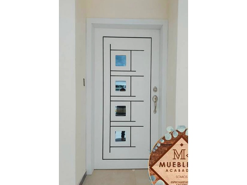 puerta blanca con detalle Ibarra