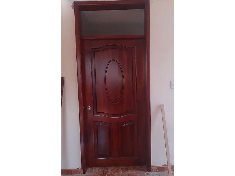 puerta madera oscura Ibarra