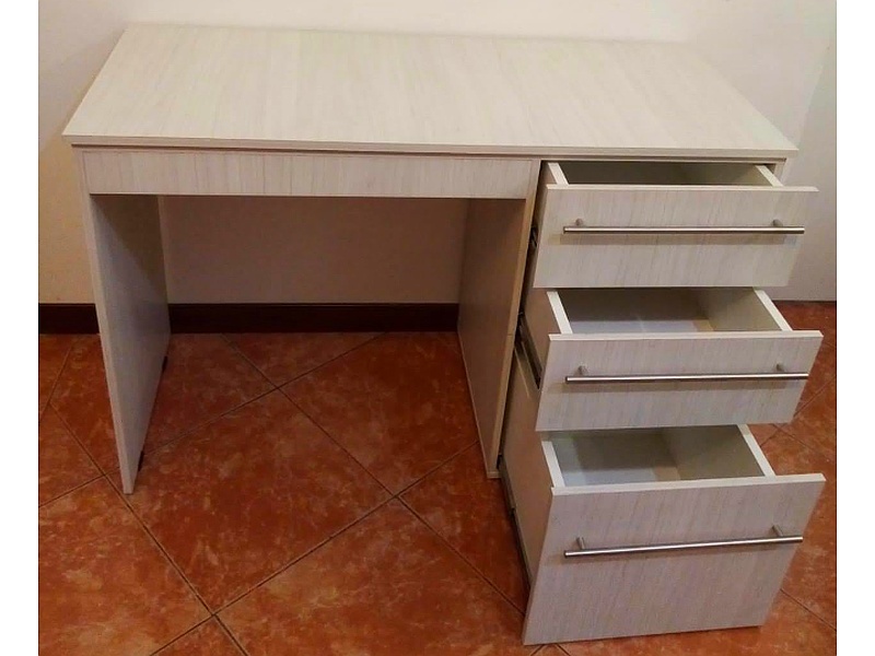 ESCRITORIO DE MADERA CLARA QUITO