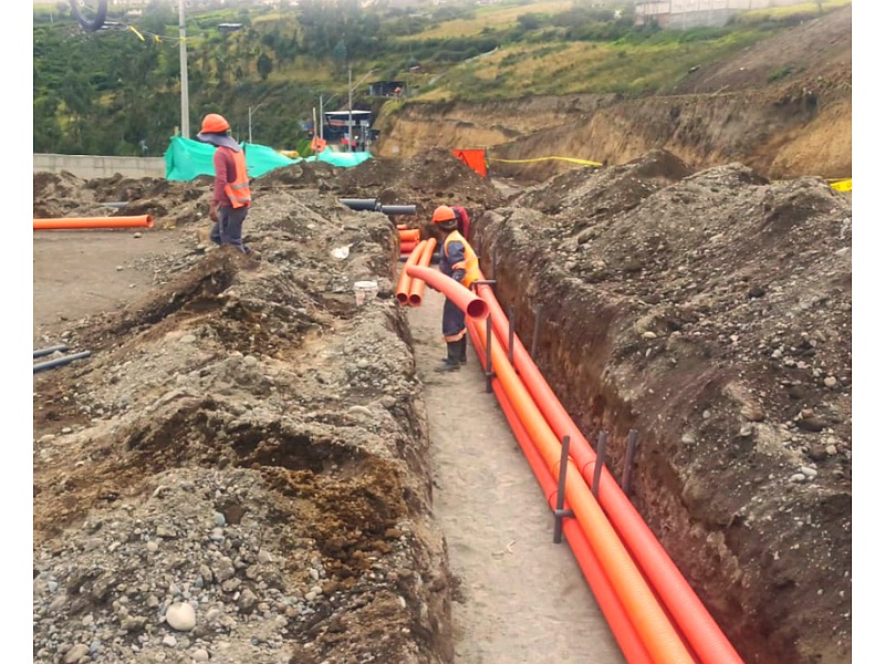 Instalación de tuberias en vías Ecuador 