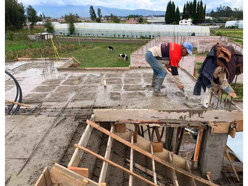 Fundimiento y encofrado para losas Ecuador